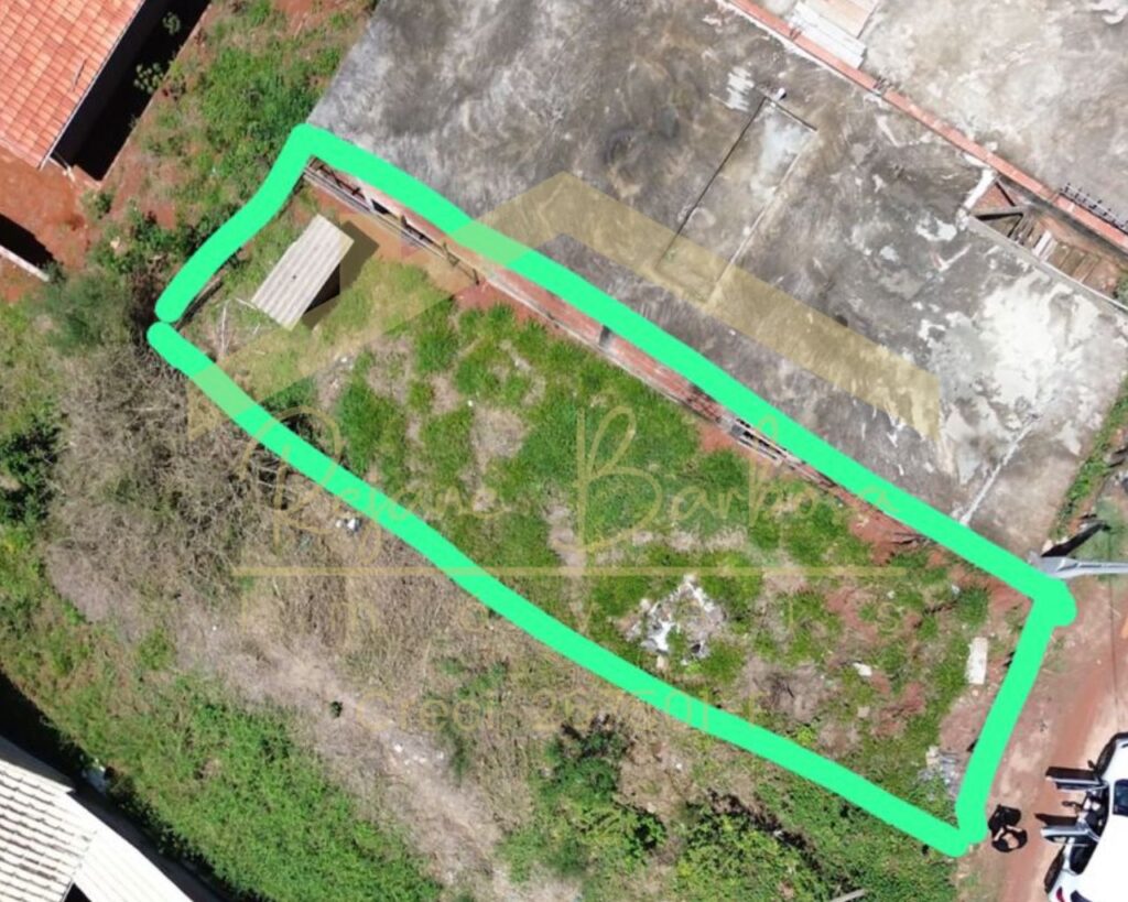 Terreno Estratégico em Cunha – Próximo ao Centro da Cidade Apresentamos uma excelente oportunidade de investimento: 🌟 Terreno com 6 metros de frente e 30 metros de lateral ✔ Todos os serviços públicos disponíveis Este imóvel destaca-se pela localização estratégica, ideal tanto para comércio quanto para residência. 📍 Ótima localização, com acesso fácil a: Centro da cidade Drogarias Restaurantes Supermercados Escolas Padarias ✅ Documentação regularizada, pronta para negociação. Não perca a chance de adquirir um terreno em uma área tão bem localizada! Entre em contato agora mesmo e garanta essa oportunidade única!