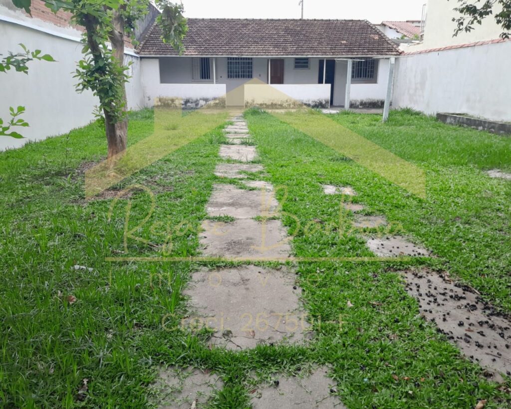 Casa no Jardim do Vale I em Guaratinguetá com Terreno amplo de 275m² Se você busca espaço, tranquilidade e qualidade de vida, esta é a oportunidade perfeita! ✨ Destaques do imóvel: ✔️ Terreno amplo de 275m² (11m de frente x 25m de lateral) ✔️ Edícula aconchegante, composta por: • 1 dormitório • Sala espaçosa • Cozinha funcional • Banheiro ✔️ Mais de 6 vagas descobertas para estacionamento ✔️ Varanda ampla, perfeita para momentos de descanso e lazer 🌿 Contato com a natureza! ✔️ Terreno gramado e árvores frutíferas, como jabuticabeira e goiabeira 📍 Infraestrutura completa e ótima localização: ✔️ Rede de água, esgoto e iluminação ✔️ Pavimentação, meio-fio e passeio público ✔️ Ponto de ônibus próximo 💎 Não perca essa oportunidade! Entre em contato e agende sua visita para conhecer esse espaço único! 📲