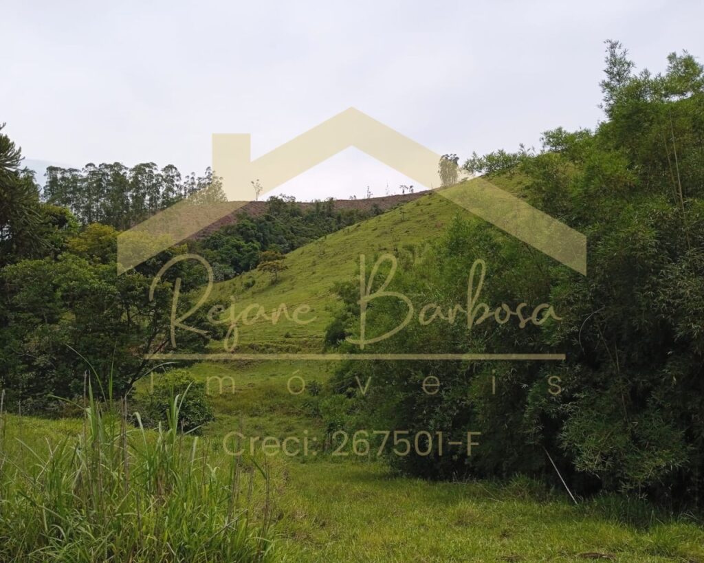 Sítio à Venda – 6 Alqueires em Guaratinguetá - Porteira Fechada Se você busca tranquilidade, contato com a natureza e infraestrutura completa, esta propriedade rural é ideal para você! 💰 Venda com porteira fechada – Leve tudo o que está dentro do Sítio, exceto uma geladeira. 📍 Localização estratégica: A apenas 8 km da Rodovia Presidente Dutra, garantindo fácil acesso e comodidade. 🏡 Infraestrutura Completa ✅ Casa Principal: • 4 quartos • 2 banheiros • Cozinha e copa • Sala espaçosa • Varanda • Churrasqueira • Piscina • Pomar • Galinheiro e paiol ✅ Casa do Caseiro: • 2 quartos • Sala e cozinha • Banheiro • Área de serviço com fogão a lenha • Pomar 🌾 Destaques da Propriedade ✔️ 2 lagos com peixes ✔️ 2 nascentes de água ✔️ Pasto limpo e bem cuidado (braquiária, sem pragas) ✔️ Cada casa com caixa d’água e relógio de luz individuais 🌿 Aproveite essa oportunidade única para morar ou investir! Entre em contato e agende sua visita!