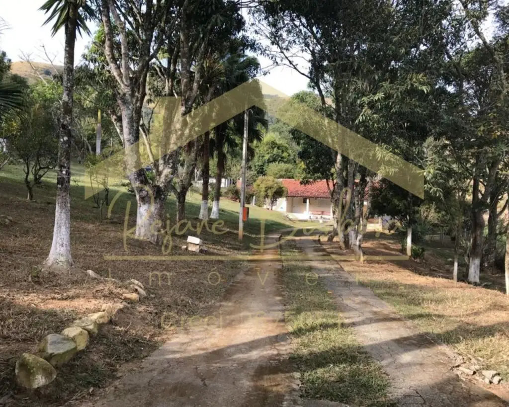 🏡 Chácara na área rural de Guaratinguetá – 14.500 m² de tranquilidade e conforto! Com 3 dormitórios (sendo 2 suítes), sala, banheiro com hidromassagem e cozinha com armários. Espaço ideal para lazer com piscina, churrasqueira, varanda e garagem coberta, além de amplo espaço para outros veículos. O terreno conta com diversas árvores frutíferas, oferecendo um ambiente agradável e produtivo. Infraestrutura com água, iluminação, internet e esgoto local. Uma excelente oportunidade para morar ou investir!
