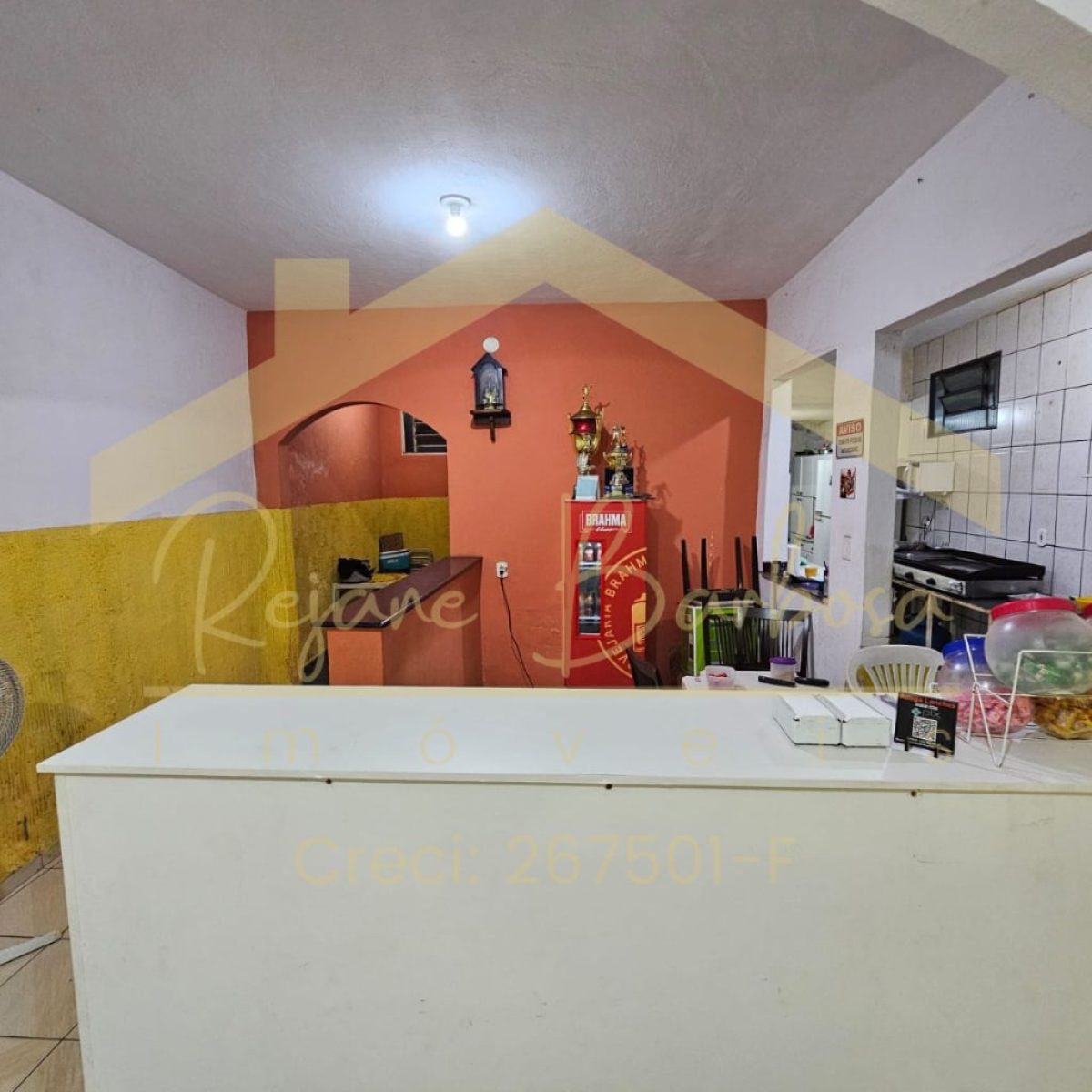 🏡 Sobrado com Ponto Comercial no Bairro Jardim Tamandaré – Guaratinguetá-SP Uma excelente oportunidade para quem deseja morar e empreender no mesmo endereço! Localizado no bairro Jardim Tamandaré, este imóvel une conforto residencial com potencial comercial. 📐 Área construída total de 160m², sendo: 🔹 80m² de ponto comercial, com dois banheiros – pronto para abrir seu negócio ou gerar renda extra. 🔹 80m² de residência, composta por 2 quartos, 1 banheiro, sala, varanda, lavanderia e quintal – perfeito para viver com conforto e tranquilidade. 📍 Bairro com excelente localização, próximo a comércios, escolas, farmácias e com fácil acesso ao centro da cidade. 💼 Uma excelente opção para empreender ou investir com segurança! 📞 Agende uma visita agora mesmo e venha conhecer essa oportunidade única!