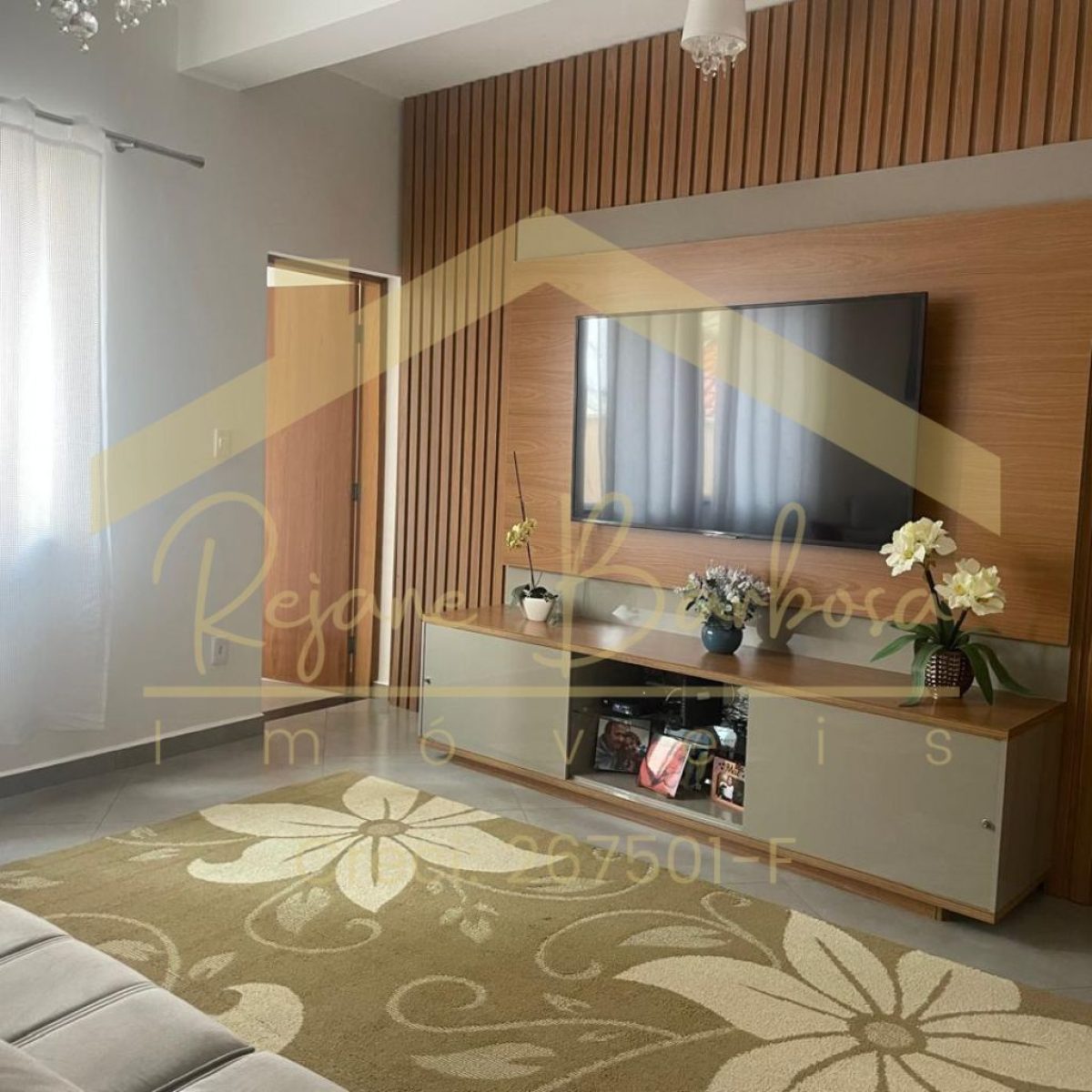 Casa de Alto Padrão no Bairro São Benedito – Guaratinguetá Descubra o privilégio de morar em uma casa sofisticada e espaçosa! Com 340m² de construção, este imóvel oferece conforto, elegância e um ambiente perfeito para você e sua família. ✨ Destaques do imóvel: ✔️ 1 dormitório + 2 suítes ✔️ 3 amplas salas ✔️ 4 banheiros ✔️ Espaço gourmet exclusivo ✔️ Acabamento de alto padrão 📍 Localização estratégica: Próximo a hospitais, escolas, farmácias, igrejas e ao encantador centro histórico de Guaratinguetá. 📜 Documentação 100% regularizada! 💎 Um investimento que une sofisticação e qualidade de vida. Agende sua visita e venha conhecer o seu novo lar! 📲