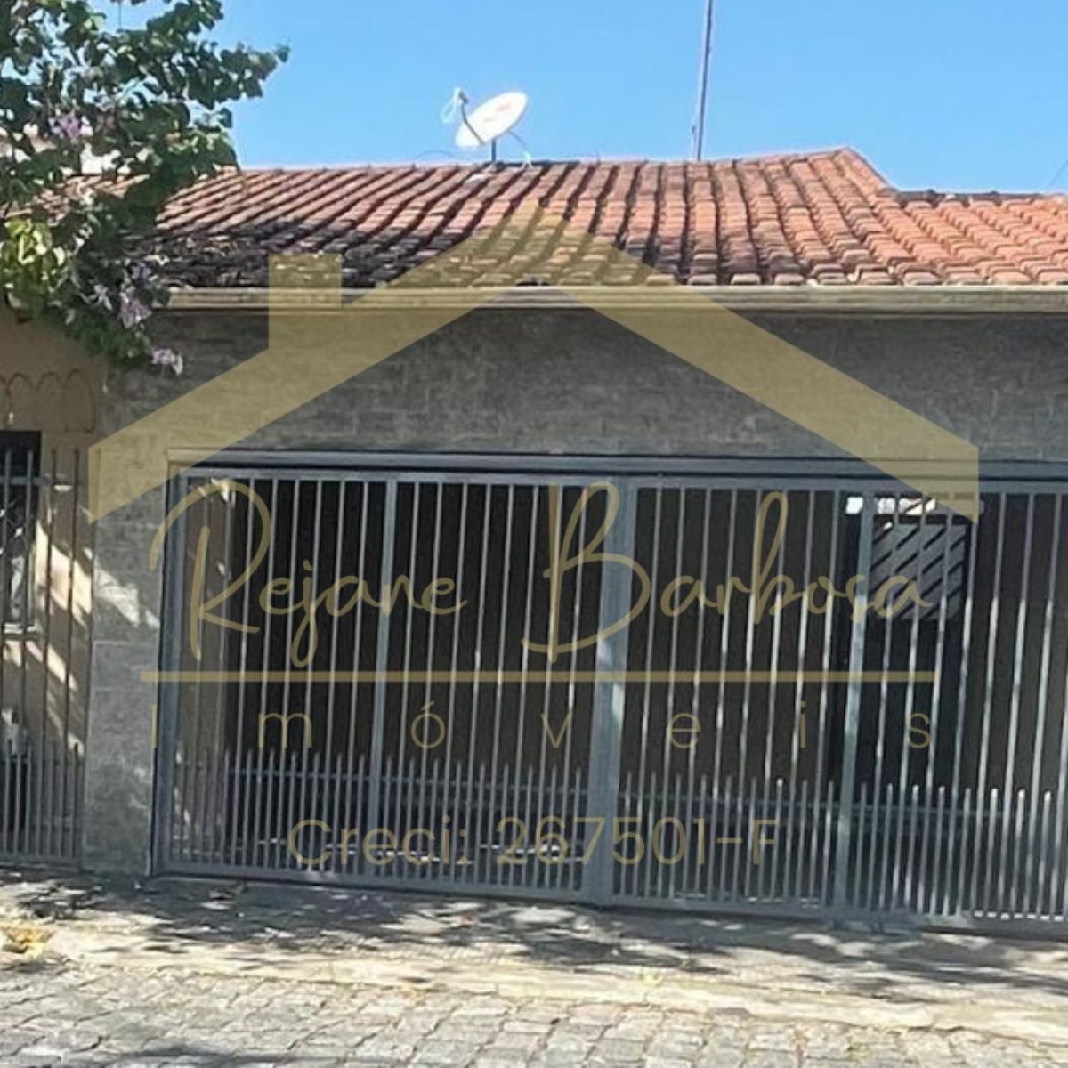 Casa à venda no centro de Lorena: Ideal para morar ou investir! Deseja um imóvel com localização estratégica e alta rentabilidade? Essa casa no centro de Lorena é perfeita para você! Com 155m², 3 dormitórios e garagem para 2 carros, essa propriedade é ideal para transformar em consultórios, escritórios ou clínicas. A localização privilegiada, próxima à Unisal, Instituto Santa Rosa, Unifatea, hospitais, supermercados e demais serviços, garante um fluxo constante de pessoas e alta procura por imóveis na região. Documentação em dia, pronto para morar ou investir! Agende uma visita e encante-se com essa oportunidade! Não perca essa chance de investir em um imóvel com alta valorização! Entre em contato conosco e saiba mais!