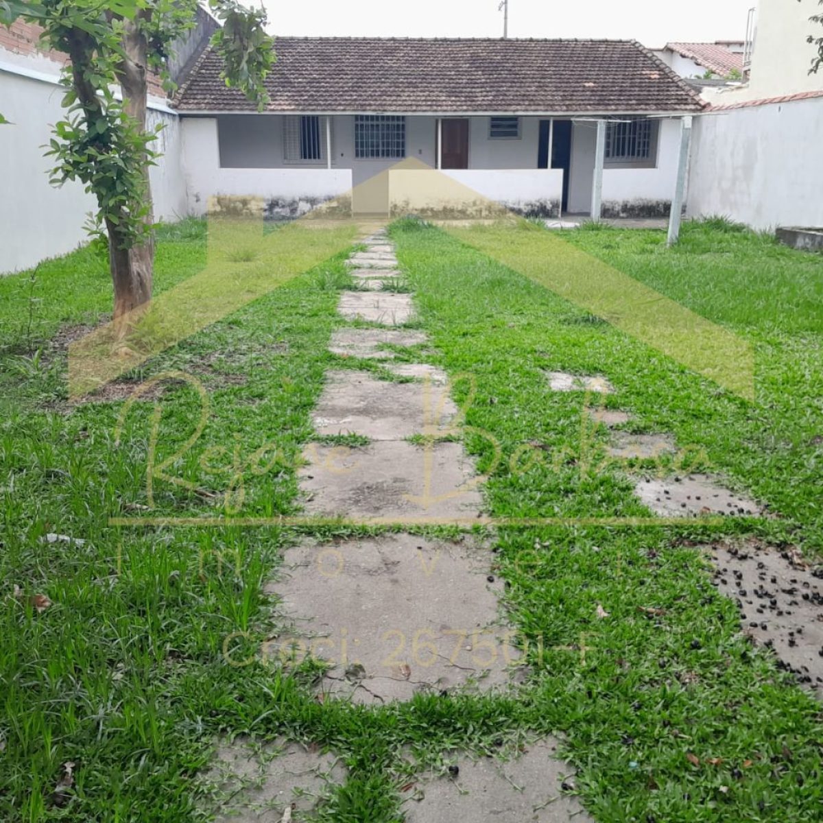 Casa no Jardim do Vale I em Guaratinguetá com Terreno amplo de 275m² Se você busca espaço, tranquilidade e qualidade de vida, esta é a oportunidade perfeita! ✨ Destaques do imóvel: ✔️ Terreno amplo de 275m² (11m de frente x 25m de lateral) ✔️ Edícula aconchegante, composta por: • 1 dormitório • Sala espaçosa • Cozinha funcional • Banheiro ✔️ Mais de 6 vagas descobertas para estacionamento ✔️ Varanda ampla, perfeita para momentos de descanso e lazer 🌿 Contato com a natureza! ✔️ Terreno gramado e árvores frutíferas, como jabuticabeira e goiabeira 📍 Infraestrutura completa e ótima localização: ✔️ Rede de água, esgoto e iluminação ✔️ Pavimentação, meio-fio e passeio público ✔️ Ponto de ônibus próximo 💎 Não perca essa oportunidade! Entre em contato e agende sua visita para conhecer esse espaço único! 📲