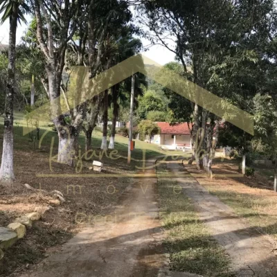 🏡 Chácara na área rural de Guaratinguetá – 14.500 m² de tranquilidade e conforto! Com 3 dormitórios (sendo 2 suítes), sala, banheiro com hidromassagem e cozinha com armários. Espaço ideal para lazer com piscina, churrasqueira, varanda e garagem coberta, além de amplo espaço para outros veículos. O terreno conta com diversas árvores frutíferas, oferecendo um ambiente agradável e produtivo. Infraestrutura com água, iluminação, internet e esgoto local. Uma excelente oportunidade para morar ou investir!