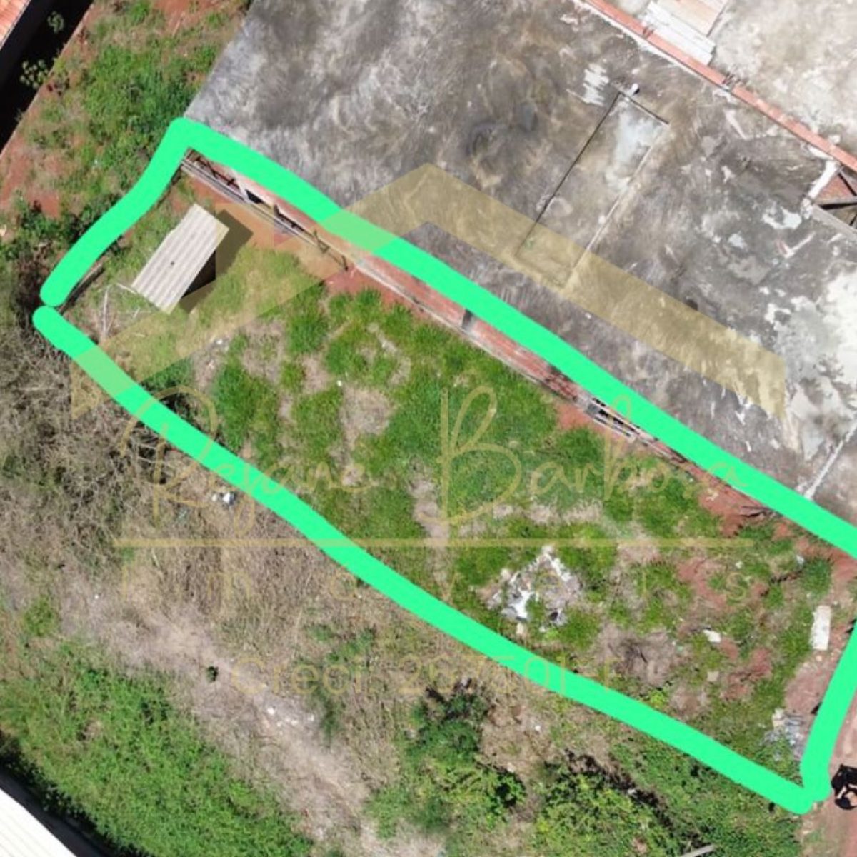 Terreno Estratégico em Cunha – Próximo ao Centro da Cidade Apresentamos uma excelente oportunidade de investimento: 🌟 Terreno com 6 metros de frente e 30 metros de lateral ✔ Todos os serviços públicos disponíveis Este imóvel destaca-se pela localização estratégica, ideal tanto para comércio quanto para residência. 📍 Ótima localização, com acesso fácil a: Centro da cidade Drogarias Restaurantes Supermercados Escolas Padarias ✅ Documentação regularizada, pronta para negociação. Não perca a chance de adquirir um terreno em uma área tão bem localizada! Entre em contato agora mesmo e garanta essa oportunidade única!